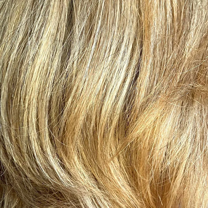 Gros plan du résultat Blond lumineux de Sandra, extrait de la photo après coloration