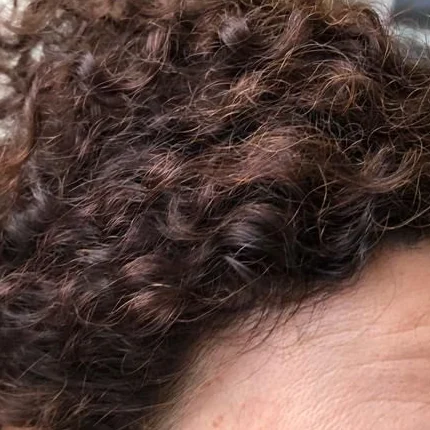 Gros plan du résultat Châtain profond de Camille, extrait de la photo après coloration