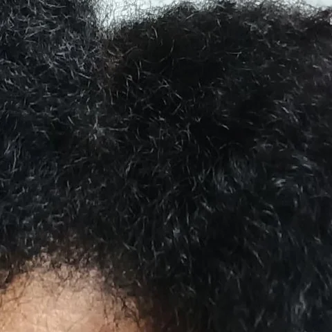 Gros plan du résultat Noir intense de @nina_et_lulu, extrait de la photo après coloration